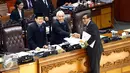Perwakilan Pemerintah Menteri hukum dan Ham, Yasona Laoly menyerahkan pandangan Pemerintah terhadap dua RUU ITE dan Merek kepada Wakil Ketua DPR Agus Hermanto (tengah) di Kompleks Parlemen, Senayan, Jakarta, Kamis (27/10). (Liputan6.com/JohanTallo)