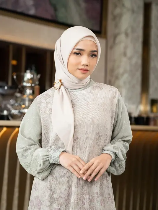 Fuji tampil menawan mengenakan tunik warna sage-beige dengan detail motif minimalis. Tunik bernama Sajna Pleats Tunic Mossy Sage lansiran @heylocal.id  itu ditaksir seharga Rp429 ribu.  [@heylocal.id]