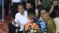 Presiden RI, Joko Widodo (tengah) berbincang bersama Ketua INAPGOC, Raja Sapta Oktohari jelang laga atlet para powerlifting Indonesia di kelas Womens Up 73 dan 79kg Asian Para Games 2018 di Jakarta, Rabu (10/10). (Liputan6.com/Helmi Fithriansyah)