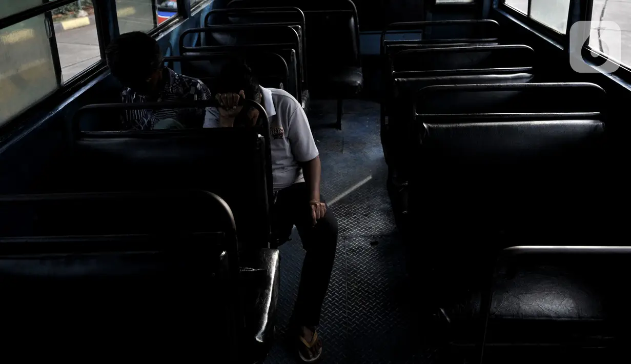 Suasana sepi penumpang di bus Metromini 69. Karya foto ini sedang dipamerkan dalam pameran foto dengan tema ”Innovation” di Erasmus Huis. (merdeka.com/Iqbal S Nugroho)