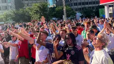 Suporter Timnas Inggris merayakan kemenangan 4-2 atas Kroasia pada laga Grup L Piala Dunia 2026 di FIFA Fan Festival Boston, City Hall Plaza, Boston, AS, Rabu (17/6/2026). Chant "It's Coming Home" menggema usai laga berakhir. Foto: Hery Kurniawan/KLY Sports. (KLY Sports/Hery Kurniawan/Adv/Kurniawan)