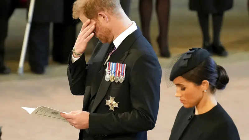 Meghan Markle dan Pangeran Harry dalam prosesi persemayaman Ratu Elizabeth II di Westminster Hall, 14 September 2022. (Christopher Furlong/Pool Photo via AP)