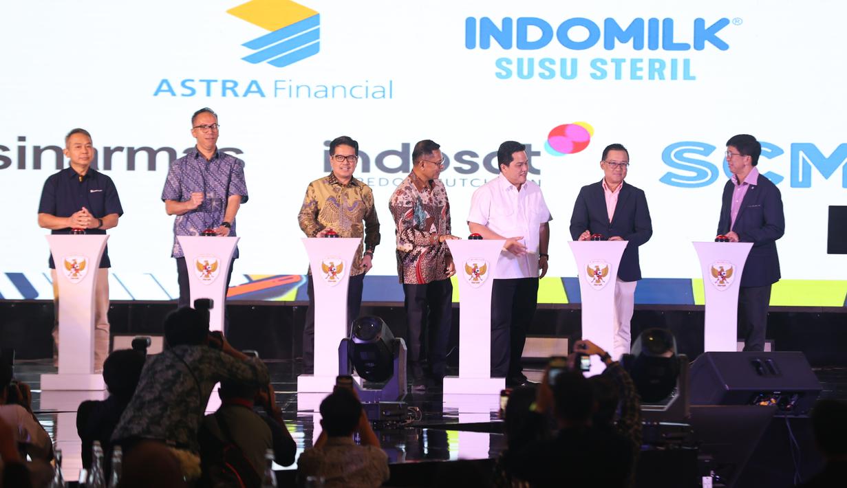 Direktur Utama SCM, Sutanto Hartono (kanan) saat di atas panggung untuk menerima simbolis perpanjangan kerja sama antara SCM dengan PSSI dilakukan dalam PSSI Partner Summit 2024 di Hotel Park Hyatt, Jakarta Pusat, pada Senin (16/12/2024). (Bola.com/Abdul Aziz)