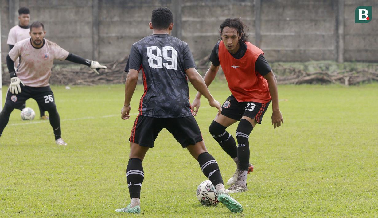 Pemain Persija Jakarta, Hansamu Yama, berusaha menghadang Taufik Hidayat saat sesi latihan di Nirwana Park, Sawangan, Selasa (18/10/2022). Skuad Macan Kemayoran kembali berlatih setelah rehat selama sepekan paska tragedi Kanjuruhan. (Bola.com/M Iqbal Ichsan)