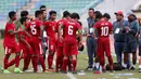Pelatih Timnas Indonesia U-19, Indra Sjafri, memberikan arahan kepada anak asuhnya saat pertandingan melawan Vietnam pada laga AFF U-18  di Stadion Thuwunna, Yangon, Senin (11/9/2017). Indonesia kalah 0-3 dari Vietnam. (Liputan6.com/Yoppy Renato)