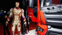 Karakter Iron Man ditampilkan untuk mempromosikan truk buatan produsen mobil China JMC sebelum pameran Auto Shanghai 2017 di National Exhibition and Convention Center di Shanghai, China (19/4). (AP Photo/Ng Han Guan)