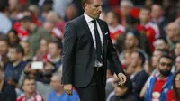 Brendan Rodgers tertunduk lesu kala Liverpool takluk dari MU (Reuters)