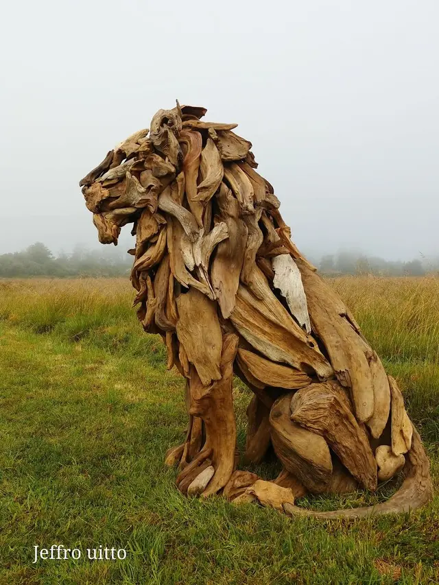 Patung dari kayu bekas