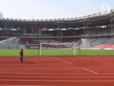 Pekerja berada di area proyek renovasi Stadion Utama Gelora Bung Karno, Jakarta, Kamis (23/11). Kementerian PUPR menargetkan seluruh venue olahraga untuk Asian Games XVIII selesai akhir Desember 2017. (Liputan6.com/Angga Yuniar)