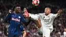 Tiga menit usai turun minum, atau menit ke-48, Kylian Mbappe menambah keunggulan Real Madrid atas RB Salzburg. (JAVIER SORIANO/AFP)