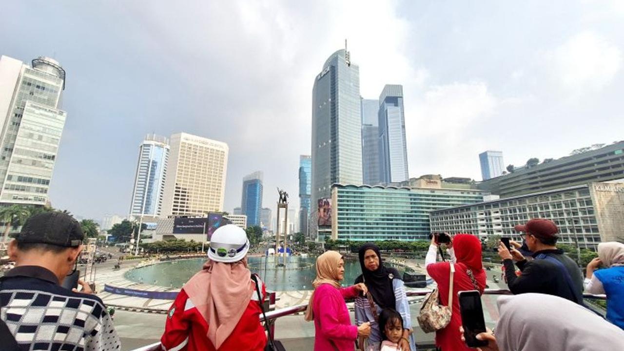 Saat Warga Padati Skydeck Halte Transjakarta, Tunggu Kedatangan Pendemo di Bundaran HI