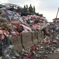 Angkutan umum melintas di samping tempat pembuangan sampah (TPS) di Blok C Pasar Minggu, Jakarta, Minggu (30/4). DPRD DKI meminta pemindahan TPS dekat Lokasi Binaan (Lokbin) Blok C Pasar Minggu dipercepat karena tidak layak. (Liputan6.com/Yoppy Renato)