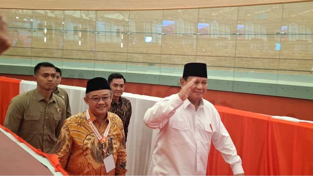 VIDEO: Prabowo Beri Kado Spesial ke Guru "Gaji Naik hingga Biaya Pendidikan S1 Gratis"