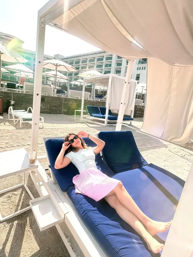 Gaya Santai Tasya Farasya Menikmati Hidup di Dubai dengan Rok Pendek, dari Padel hingga Berjemur