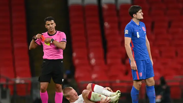 Ekspresi Harry Maguire Saat Dapat Kartu Merah Lawan Denmark