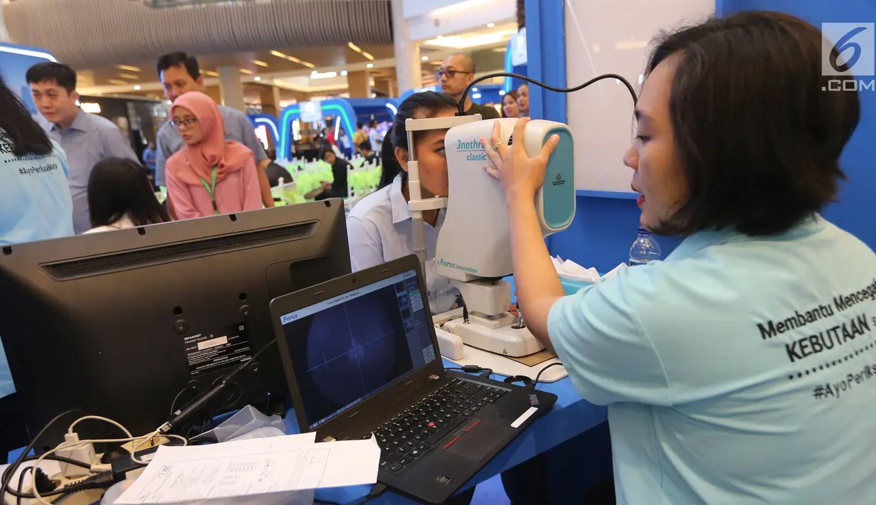 Warga memeriksa kesehatan mata dalam acara edukasi kesehatan mata di Jakarta, Rabu (11/9/2019). Kegiatan ini untuk mengatasi masalah penglihatan yang tidak terkoreksi. (Liputan6.com/HO/Bon)