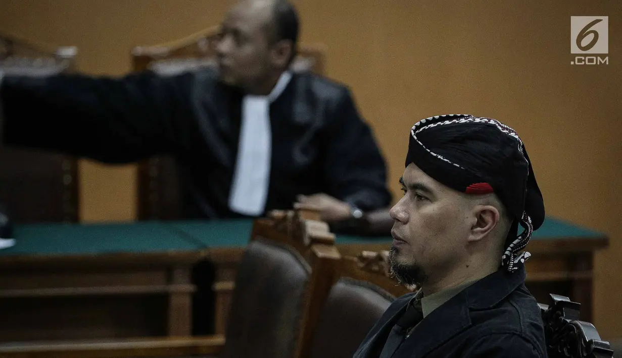 Musisi Ahmad Dhani bersiap menjalani sidang lanjutan kasus ujaran kebencian (Hate Speech) di media sosial Twitter di Pengadilan Negeri Jakarta Selatan, Senin (30/4). Sidang tersebut beragendakan tanggapan Jaksa penuntut umum. (Liputan6.com/Faizal Fanani)