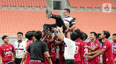 Para pemain Indonesia All Start U-20 mengangkat pelatih Ilham Romadhona saat merayakan kemenangan atas Bali United U-18 pada pertandingan IYC 2021 di Jakarta International Stadium, Jakarta, Selasa (19/4/2022). Indonesia All Stars U-20 menang atas Bali United U-18 2-1. (Liputan6.com/Faizal Fanani)