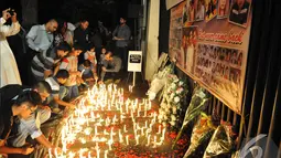 Sejumlah warga negara Pakistan dan Indonesia melakukan malam renungan dengan menyalakan lilin dan berdoa , Kedubes Pakistan, Jakarta, Jumat (19/12/2014). (Liputan6.com/Panji Diksana)