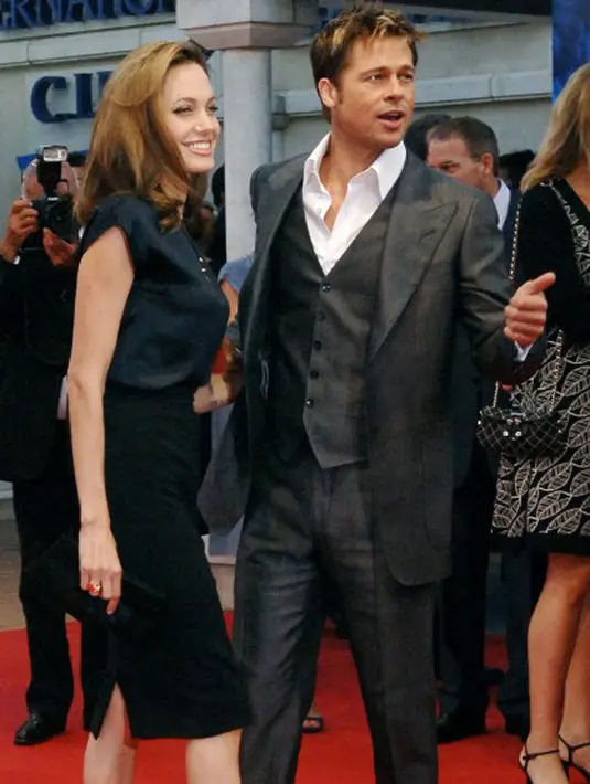 Seperti yang dilansir Hollywoodlife.com (4/1), TMZ melaporkan bahwa kuasa hukum Jolie, Laura Wasser menuliskan pernyataan Jolie dalam dokumen perceraian terbarunya. Di dalamnya Jolie tampak menyudutkan Pitt. (AFP/Bintang.com)