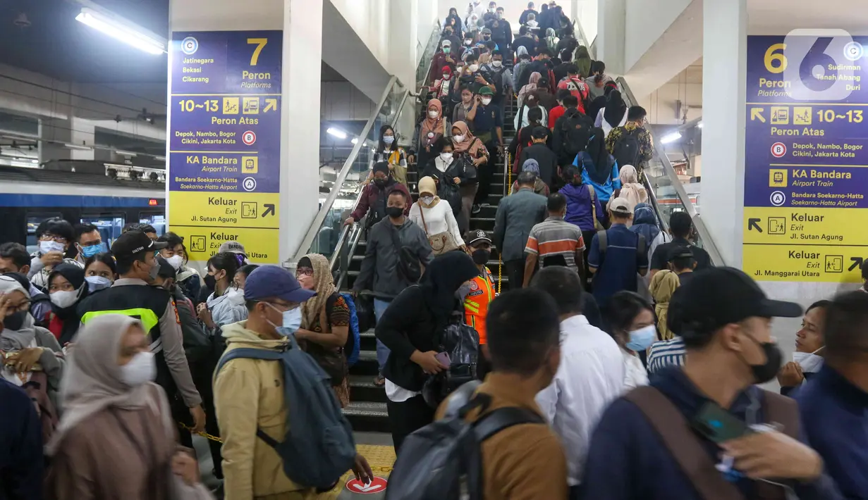 Penumpang KRL Commuterline transit (berpindah tujuan kereta) di stasiun transit Manggarai, Jakarta, Senin (30/5/2022). Perubahan rute baru kereta rel listrik yang diberlakukan pada Sabtu, 28 Mei 2022 lalu dikarenakan proses Switch Over ke 5 penataan lintas kereta api di  Stasiun Manggarai. (Liputan6.com/Herman Zakharia)