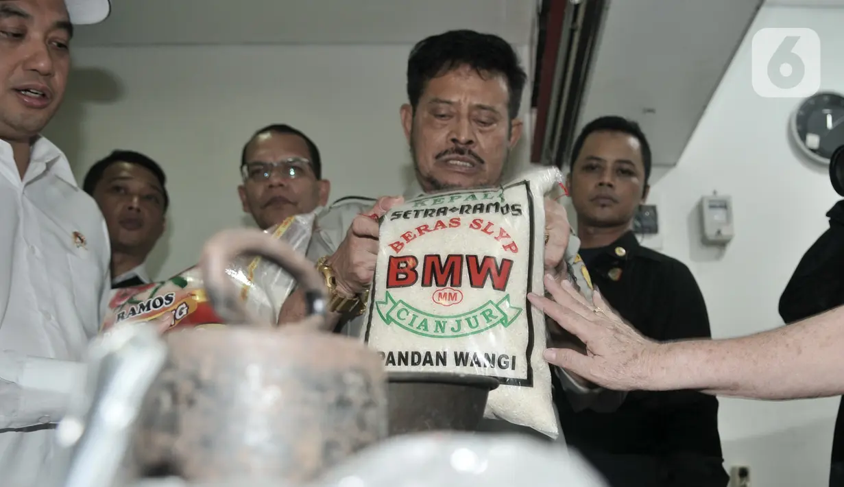 Menteri Pertanian Syahrul Yasin Limpo (tengah) dan Menteri Perdagangan Agus Suparmanto (kiri) memeriksa beras saat inspeksi mendadak (sidak) ke Pasar Senen, Jakarta, Senin (3/2/2020). Sidak dilakukan untuk memantau harga bahan pokok yang dijual pedagang. (merdeka.com/Iqbal Nugroho)