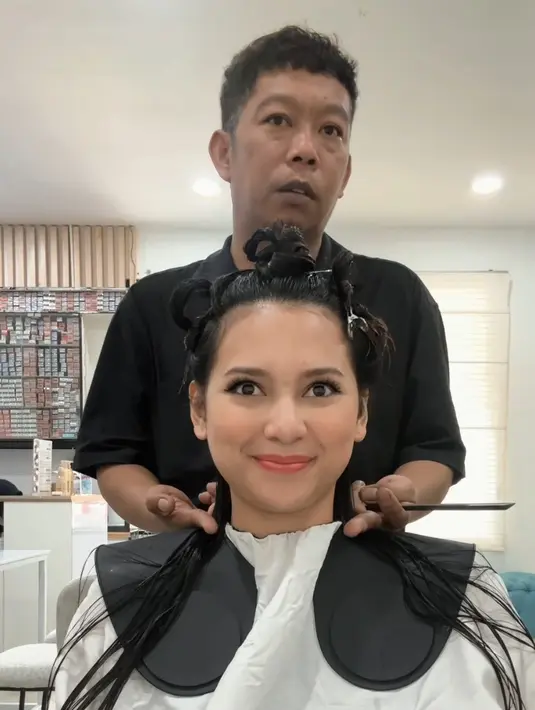 Dalam Instagram pribadinya, Indah Permatasari membagikan proses styling rambutnya. Dalam video singkat tampak Indah pun ingin memotong rambutnya. [@indahpermatas]