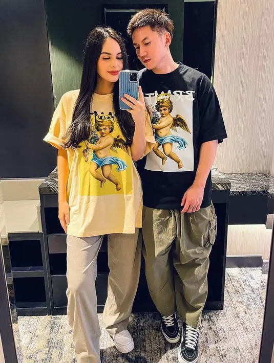 Kenakan t-shirt motif serupa dengan beda warna, gaya outfit couple Rafael dan Sabina Taz satu ini bisa jadi inspirasi! (Instagram/rafaell_16).