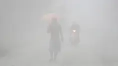 Seorang pria menembus abu vulkanik yang dimuntahkan gunung Taal saat akan mengungsi ke tempat yang lebih aman di Lemery, provinsi Batangas, Filipina, Senin (13/11/2020). Erupsi gunung Taal memaksa puluhan ribu orang mengungsi serta membuat sekolah-sekolah dan toko di Manila tutup. (AP/Aaron Favila)