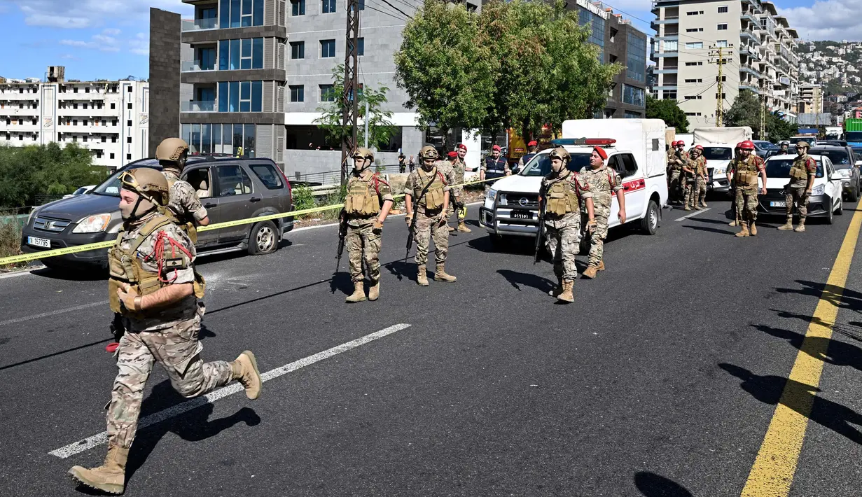 Media pemerintah Lebanon mengatakan serangan tersebut terjadi di jalan raya utama yang menghubungkan ibu kota dengan wilayah utara negara itu. (JOSEPH EID/AFP)