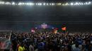 Suporter Arema Cronus memenuhi lapangan saat merayakan kemenangan tim Singo Edan di laga final Piala Bhayangkara 2016 melawan Persib di Stadion GBK Jakarta, Minggu (3/4/2016). Arema Cronus unggul 2-0 atas Persib. (Liputan6.com/Helmi Fithriansyah)