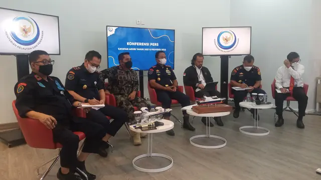 Direktur Jenderal Pengawasan Sumber Daya Kelautan dan Perikanan, Laksda TNI Adin Nurawaluddin dalam Konferensi Pers yang dilaksanakan di Kantor KKP pada Senin (13/12/2021).