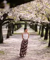 Berada di Jepang untuk membawakan tarian tradisional Indonesia, Ariel tak menyia-nyiakan momen langka saat bunga sakura bermekaran penuh, bertepatan dengan fase bulan purnama yang memperindah suasana musim semi di Osaka Castle. [@arieltatum].