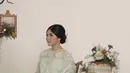 Atasan brokat juga terlihat semakin menawan saat hadir dengan celana. Kesan elegan yang berbeda berhasil hadirkan kenyamanan yang sempurna.  [Foto: Instagram/ Erina Gudono]