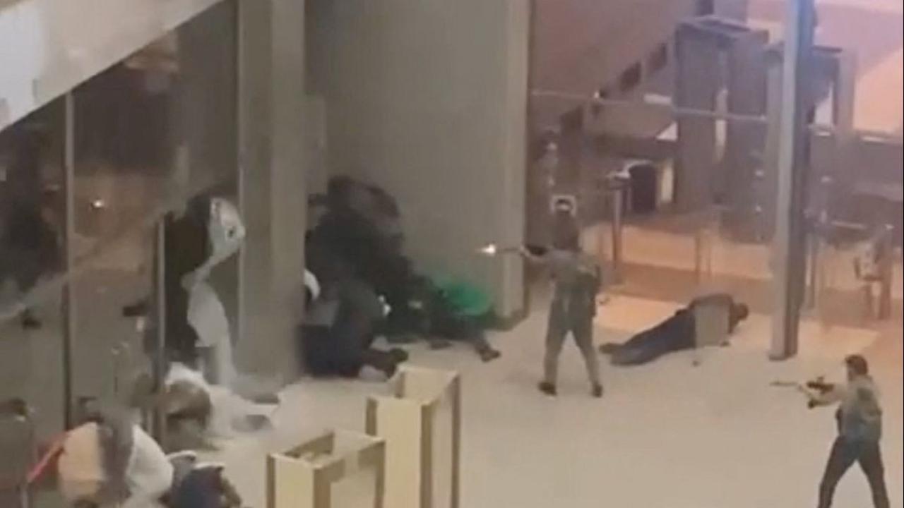 Penembakan massal terjadi di Gedung Konser Crocus City Hall, Moskow, Rusia, pada Jumat (22/3/2024). Sedikitnya 60 orang tewas dan 145 lainnya terluka dalam serangan yang diklaim dilakukan oleh militan ISIS. <br><br>Sebuah video yang terverifikasi memper