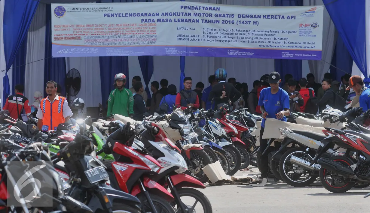 Pekerja mendata motor yang akan dikirim melalui angkutan kereta api di Stasiun Jakarta Gudang, Jakarta, Selasa (28/6). Total kapasitas angkut sepeda motor tahun ini mencapai 15.834 motor. (Liputan6.com/Gempur M Surya)