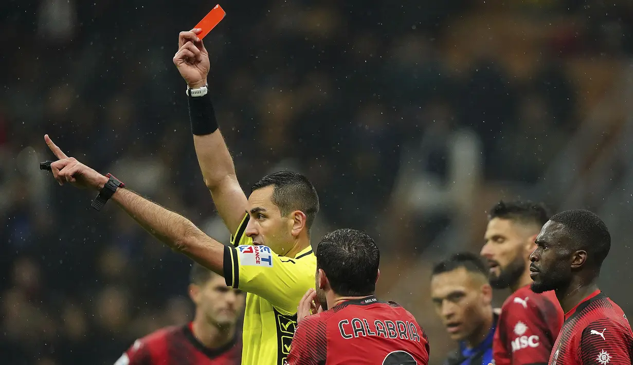 Wasit Andrea Colombo mengeluarkan kartu merah kepada kapten tim AC Milan, Davide Calabria (tengah) saat menghadapi Inter Milan Milan pada laga pekan ke-33 Serie A Liga Italia 2023/2024 di San Siro Stadium, Milan, Senin (22/4/2024). (AP Photo/Luca Bruno)