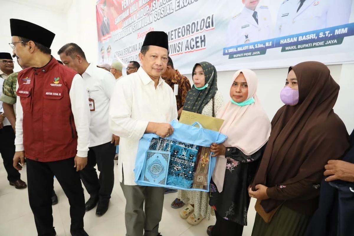 Kasatgas Percepatan Rehabilitasi dan Rekonstruksi (PRR) Tito Karnavian Salurkan Bantuan untuk Korban Bencana di Pidie Jaya