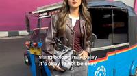 Raisa tampil dengan gaya skena saat naik bajaj di Jakarta (tiktok/@raisa6690)