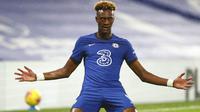 Striker Chelsea, Tammy Abraham, melakukan selebrasi usai mencetak gol ke gawang West Ham United pada laga Liga Inggris di Stadion Stamford Bridge, Selasa (22/12/2020). Chelsea menang dengan skor 3-0. (AP/Clive Rose,Pool)