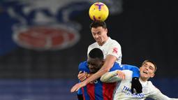 Bek Leicester City, Jonny Evans (atas) memenangi duel udara dengan striker Crystal Palace, Christian Benteke dalam laga lanjutan Liga Inggris 2020/21 pekan ke-16 di Selhurst Park, Senin (28/12/2020). Leicester City bermain imbang 1-1 dengan Crystal Palace. (AFP/Facundo Arrizabalaga/Pool)
