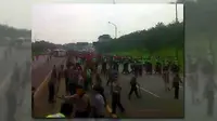 Ribuan The Jakmania Bertahan di Tol Cikampek