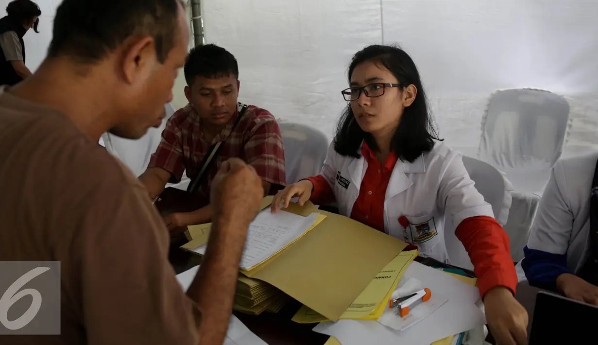 Tim DVI Pus Dokkes Mabes Polri menyimak pernyataan keluarga korban kecelakaan Pesawat herkules C -130, Medan, Jumat (3/7/2015). 49 jenazah sampai saat ini belum teridentifikasi, karena kondisi jenazah sulit di kenali. (Liputan6.com/Johan Tallo)