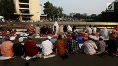 Umat Islam melakukan Salat Idul Adha 1438 H di Pelataran Masjid Istiqal, Jakarta, Jumat (1/9). Umat Islam di seluruh dunia merayakan Hari Raya Idul Adha tepat hari ini dengan berkurban dan menyembelih hewan. (Liputan6.com/Johan Tallo)