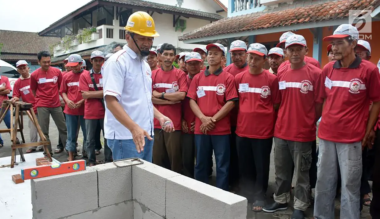 Instruktur memberi pelatihan kepada 80 tenaga konstruksi pada acara Edutainment di Kabupaten Pacitan, Selasa (6/11). Mereka diajarkan bagaimana cara pemasangan batu bata, keramik, cor, beton dengan baik dan benar. (Liputan6.com/HO/Eko)