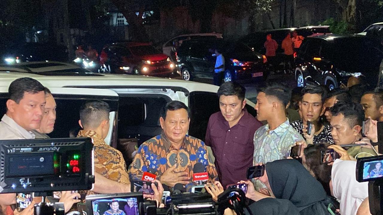 Ketua Umum Gerindra itu langsung masuk ke ruangan acara dan disambut riuh seluruh kader PAN.