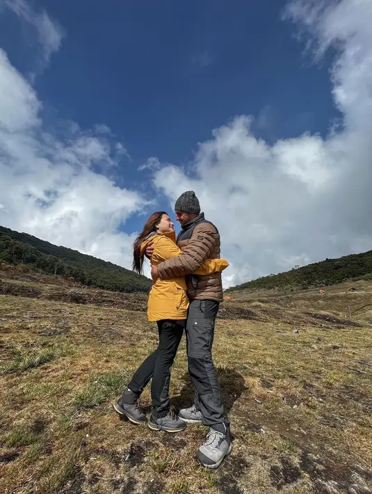 Tidak ada keterangan dalam beberapa foto yang dibagikan. Hanya saja, ia memberikan emoji berupa cincin. [Instagram/nathalieholscher]