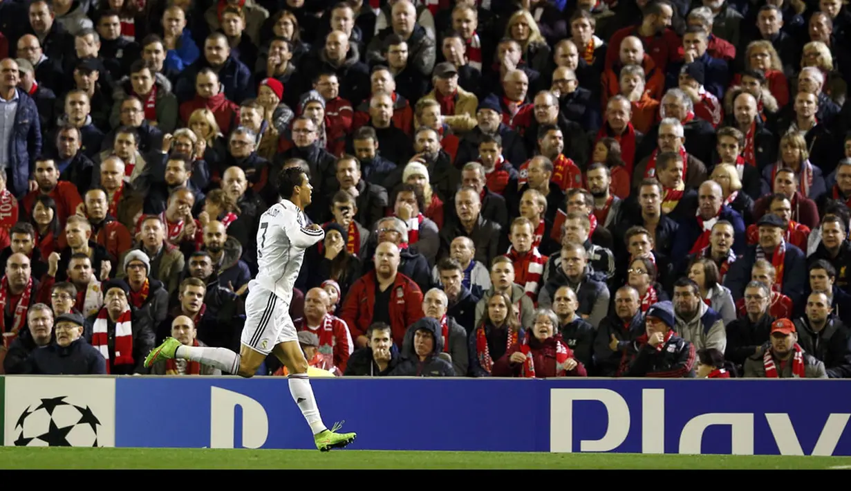 Pemain depan Real Madrid, Cristiano Ronaldo berlari merayakan golnya ke gawang Liverpool pada laga Liga Champions Grup B di Stadion Anfield, (23/10/2014). (REUTERS/Phil Noble)
