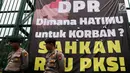 Polisi mengamankan aksi massa Kolaborasi Nasional di depan Gedung DPR/MPR, Jakarta, Selasa (17/9/2019). Massa yang mayoritas kaum hawa mendesak DPR segera mengesahkan Rancangan Undang-Undang (RUU) Penghapusan Kekerasan Seksual (PKS). (Liputan6.com/JohanTallo)