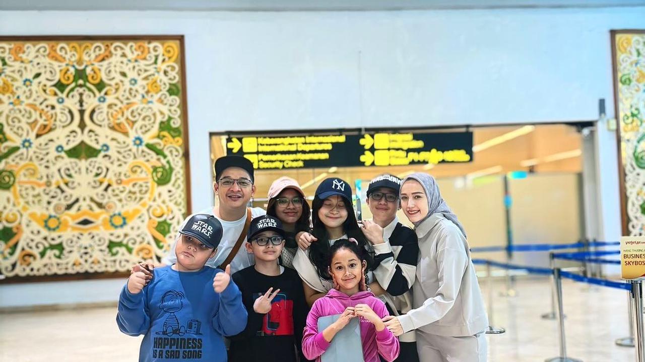 7 Potret Pasha Ungu Liburan Bareng Adelia Wilhelmina, Ajak Juga Shakiena dan Nasha 2 Anak Remajanya
